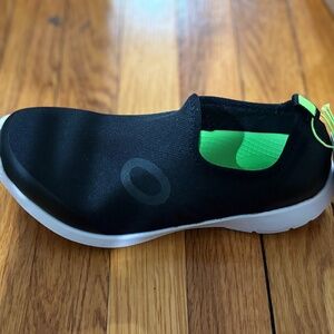 Women's OOmg Sport Low Shoe - White Black  Size: 8 Color: White & Bl